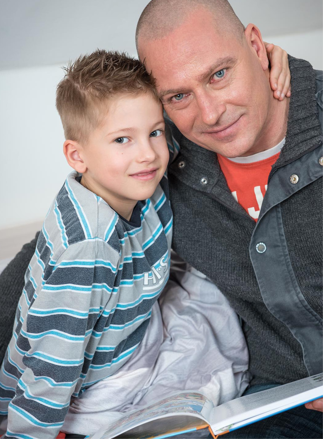 Glücklicher Vater mit Kind im Arm