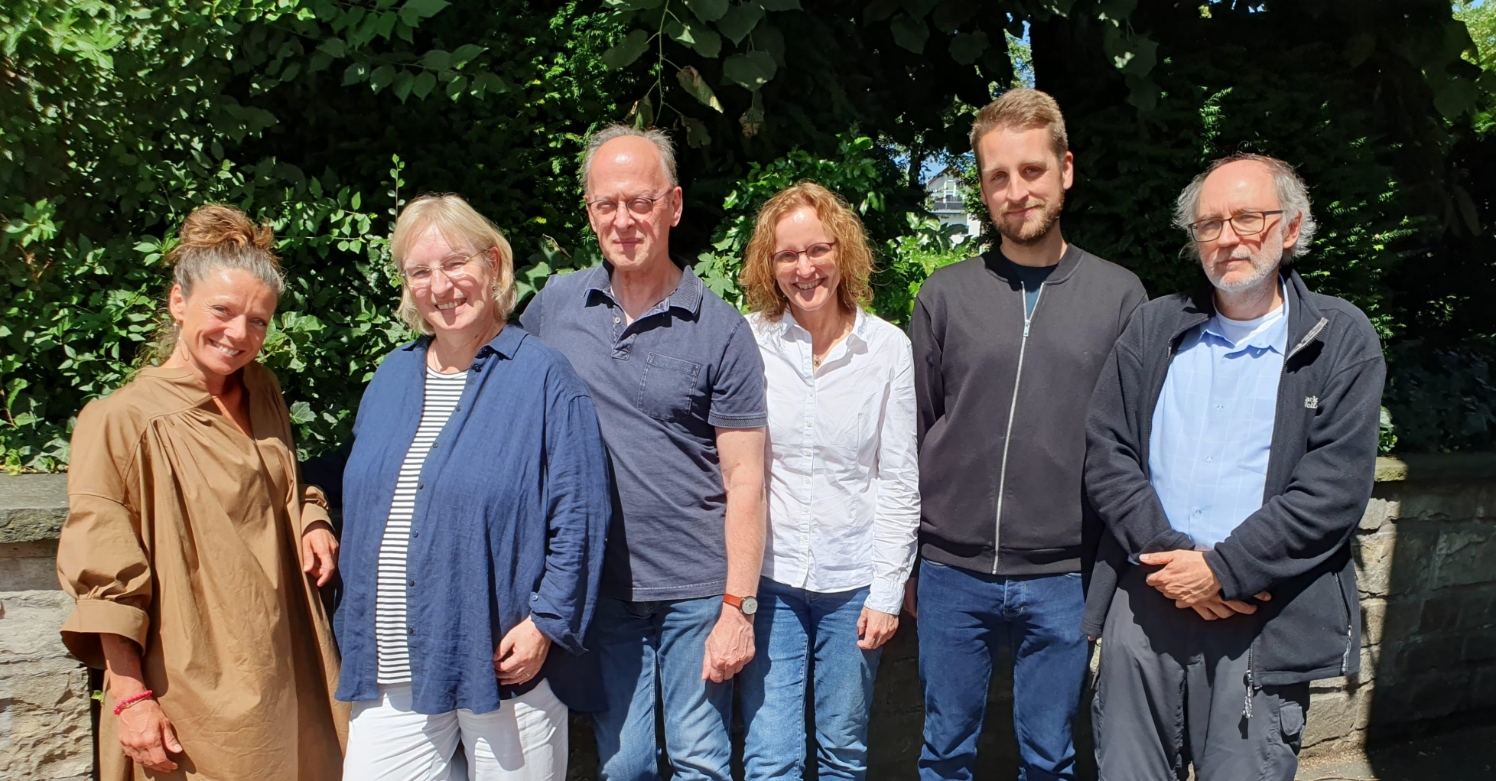 Teamfoto mit den Mitarbeitern der Hilfseinrichtung Ambulante Rehabilitation Sucht des Caritasverband Paderborn