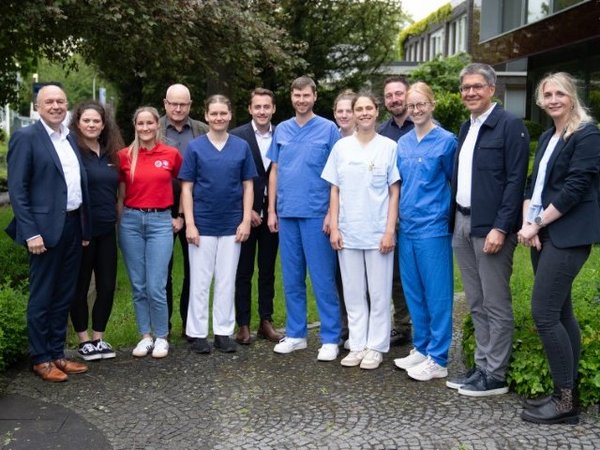 Dekoratives Bild zum Artikel Karriere in der Pflege Aufstiegsmöglichkeiten in einem unterschätzen Beruf – zum Tag der Pflege