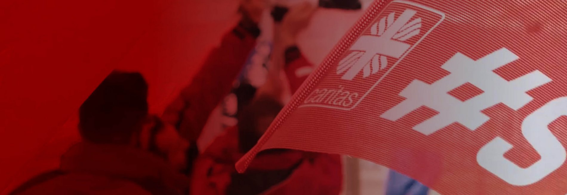 Bild mit rotem Hintergrund, im vorderen grund eine rote Fahne