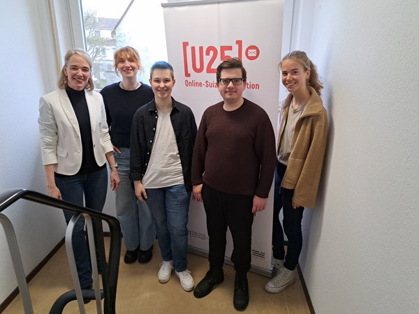 Dekoratives Bild zum Artikel Spende für [U25]: SCHMIDT GmbH stärkt Jugendberatung 